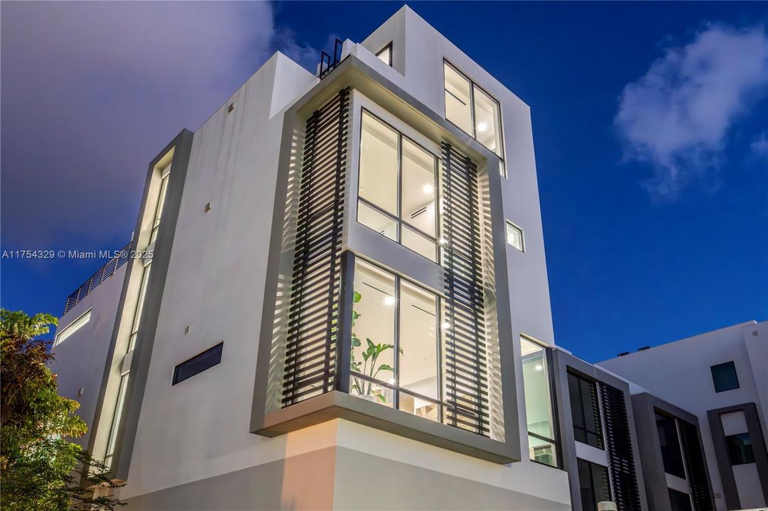 Vendido Recientemente: $3,695,000 (5 camas, 5 baños, 3987 Pies cuadrados)