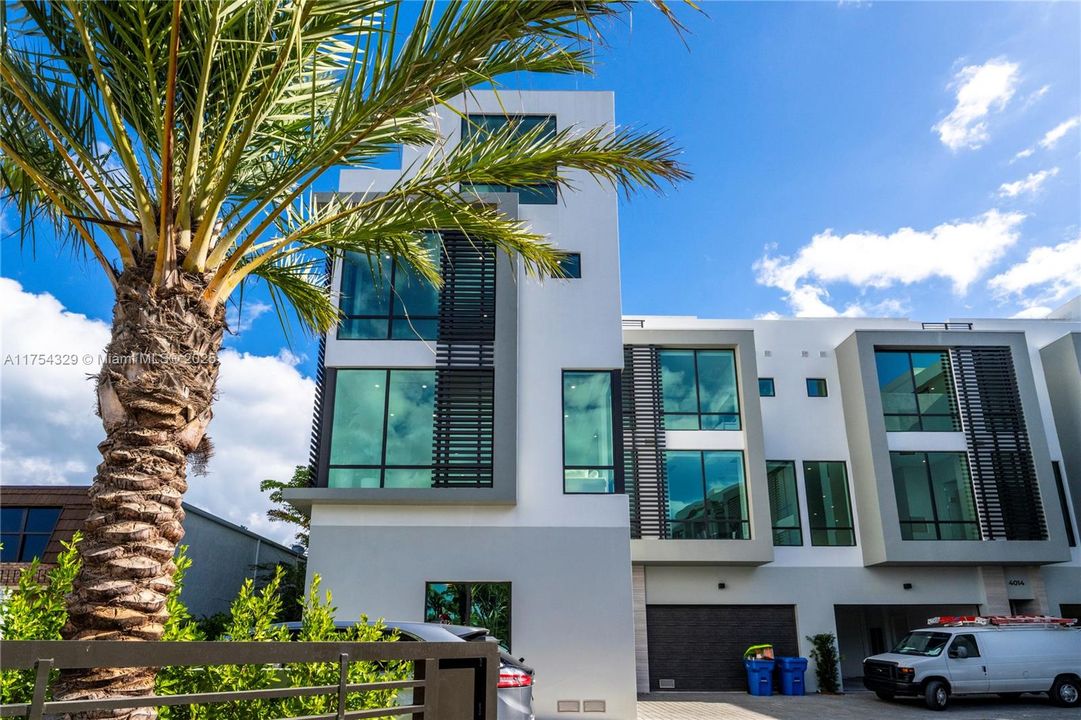 Vendido Recientemente: $3,695,000 (5 camas, 5 baños, 3987 Pies cuadrados)