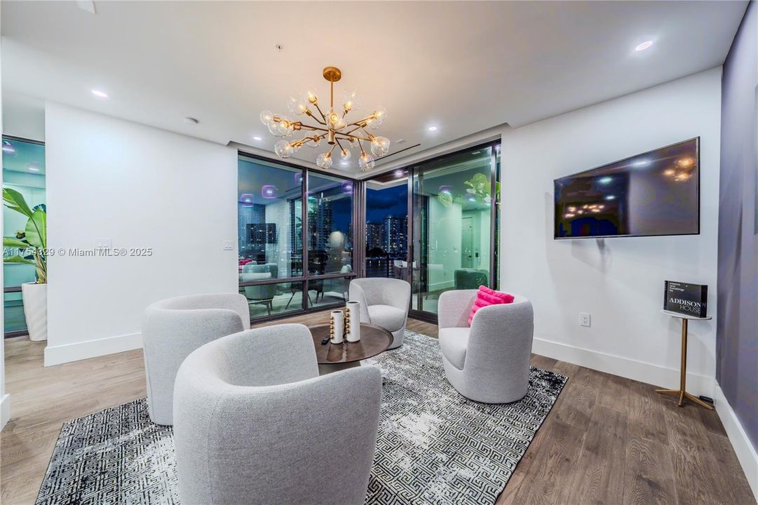 Vendido Recientemente: $3,695,000 (5 camas, 5 baños, 3987 Pies cuadrados)