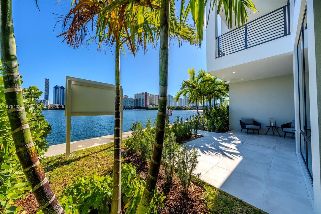 Vendido Recientemente: $3,695,000 (5 camas, 5 baños, 3987 Pies cuadrados)