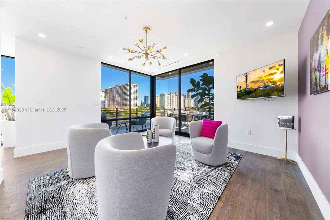 Vendido Recientemente: $3,695,000 (5 camas, 5 baños, 3987 Pies cuadrados)