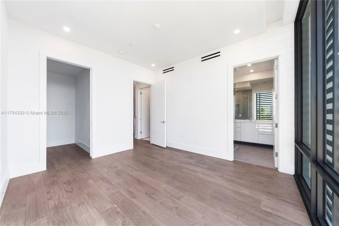 Vendido Recientemente: $3,695,000 (5 camas, 5 baños, 3987 Pies cuadrados)