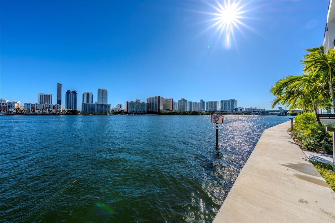 Vendido Recientemente: $3,695,000 (5 camas, 5 baños, 3987 Pies cuadrados)