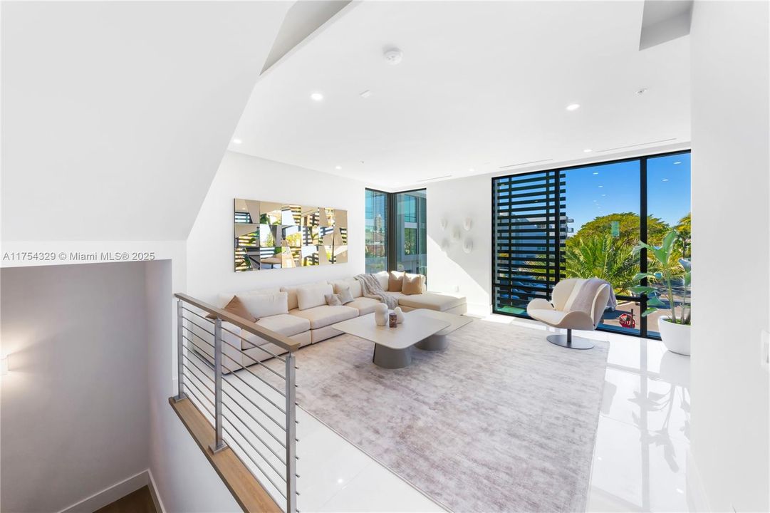 Vendido Recientemente: $3,695,000 (5 camas, 5 baños, 3987 Pies cuadrados)