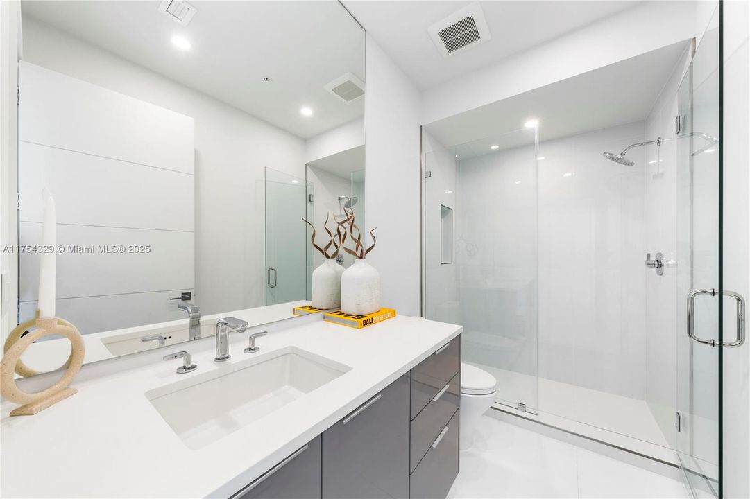 Vendido Recientemente: $3,695,000 (5 camas, 5 baños, 3987 Pies cuadrados)