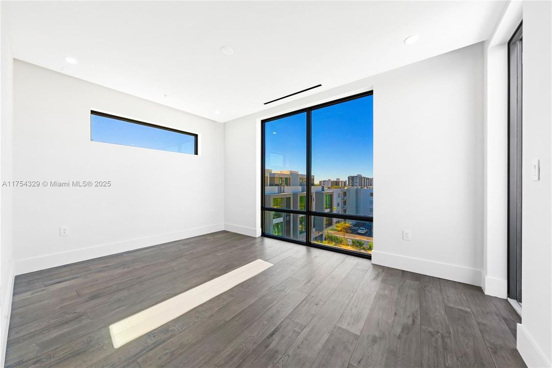 Vendido Recientemente: $3,695,000 (5 camas, 5 baños, 3987 Pies cuadrados)