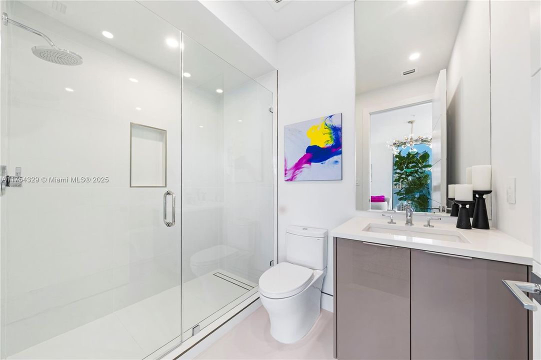 Vendido Recientemente: $3,695,000 (5 camas, 5 baños, 3987 Pies cuadrados)