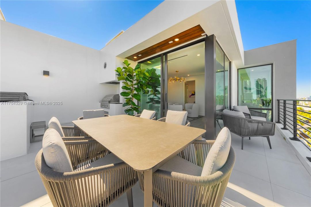 Vendido Recientemente: $3,695,000 (5 camas, 5 baños, 3987 Pies cuadrados)