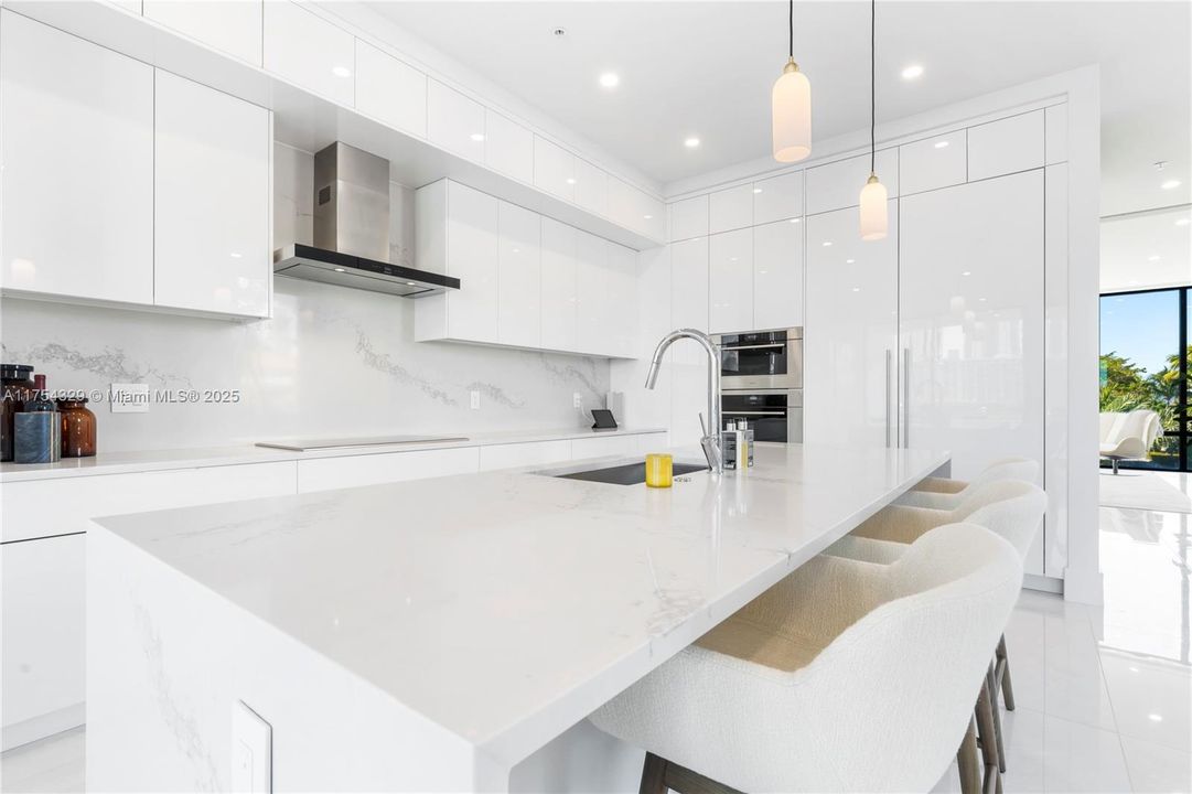 Vendido Recientemente: $3,695,000 (5 camas, 5 baños, 3987 Pies cuadrados)