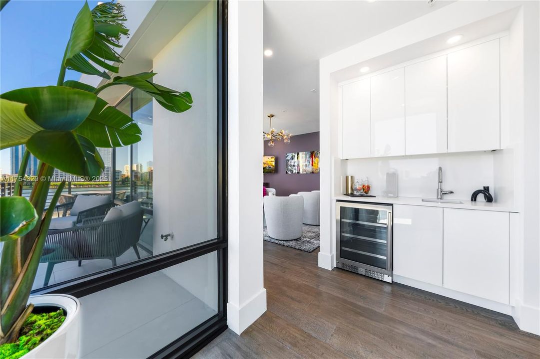 Vendido Recientemente: $3,695,000 (5 camas, 5 baños, 3987 Pies cuadrados)