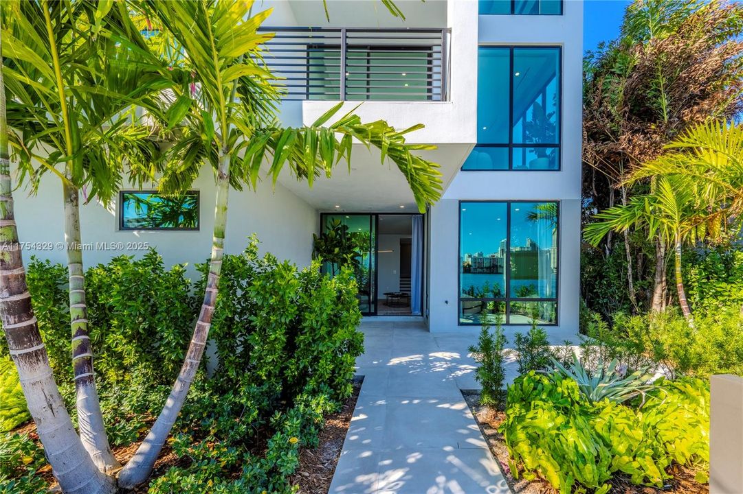 Vendido Recientemente: $3,695,000 (5 camas, 5 baños, 3987 Pies cuadrados)