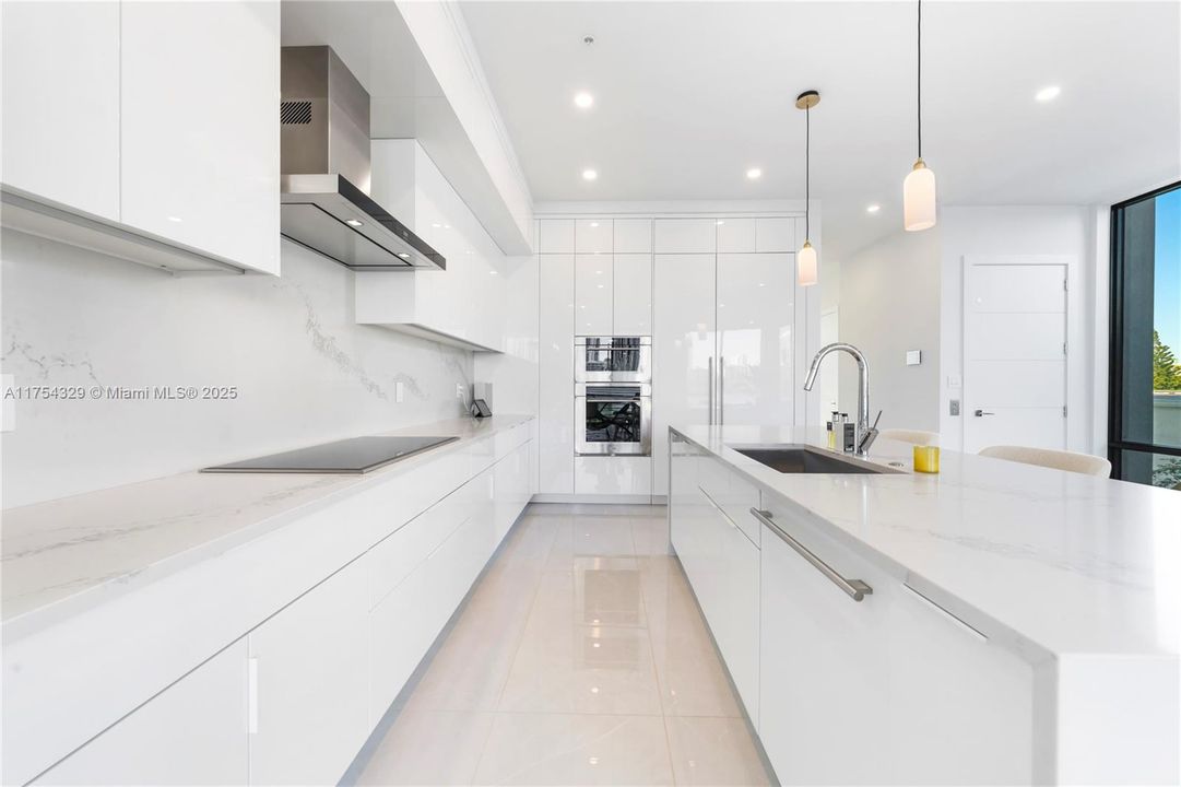 Vendido Recientemente: $3,695,000 (5 camas, 5 baños, 3987 Pies cuadrados)