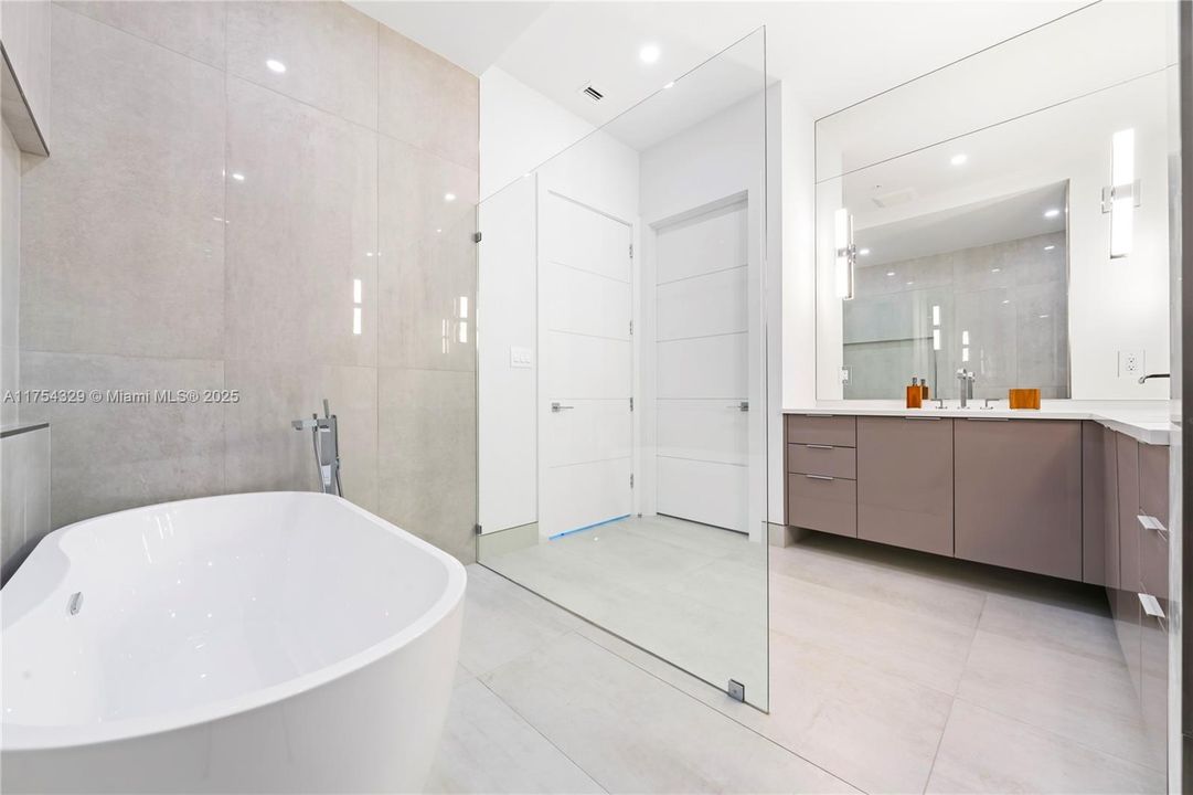 Vendido Recientemente: $3,695,000 (5 camas, 5 baños, 3987 Pies cuadrados)