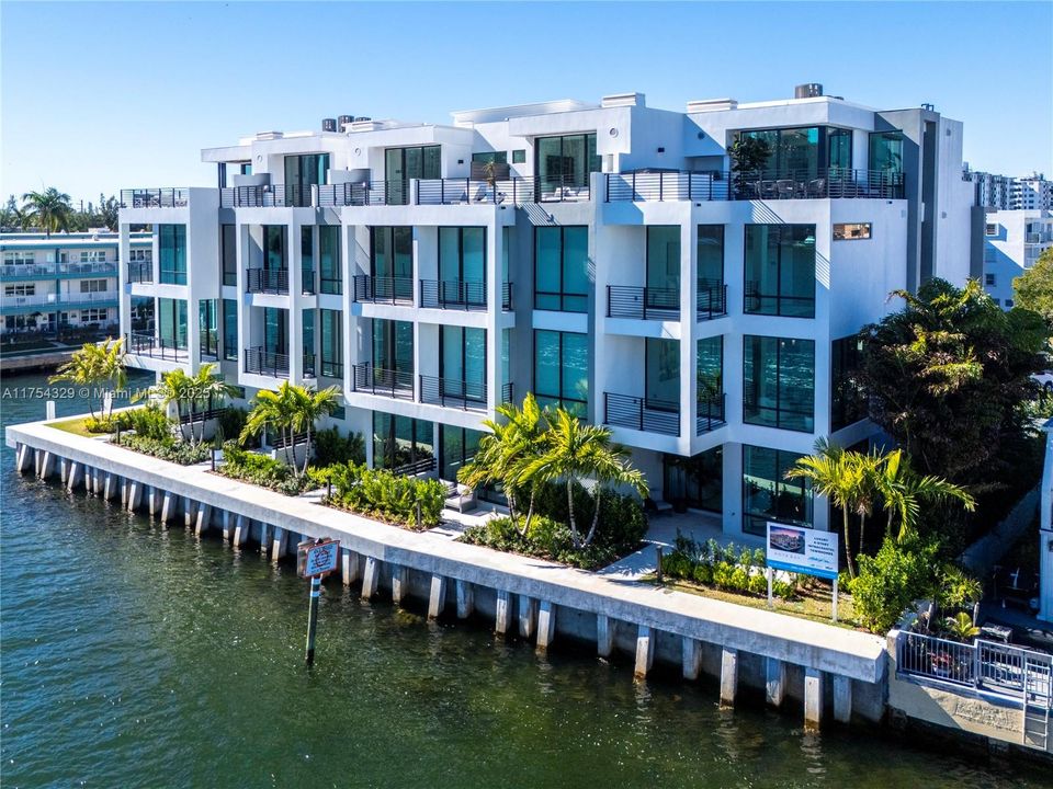 Vendido Recientemente: $3,695,000 (5 camas, 5 baños, 3987 Pies cuadrados)