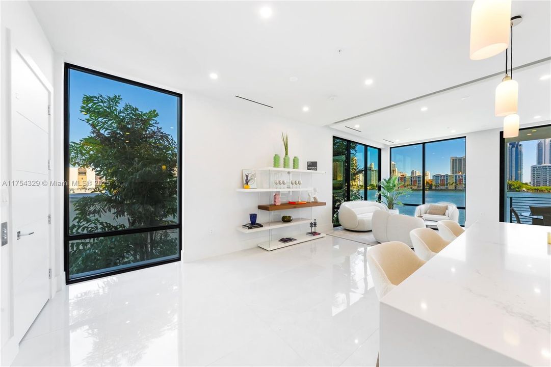 Vendido Recientemente: $3,695,000 (5 camas, 5 baños, 3987 Pies cuadrados)