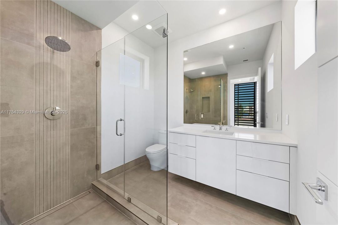 Vendido Recientemente: $3,695,000 (5 camas, 5 baños, 3987 Pies cuadrados)