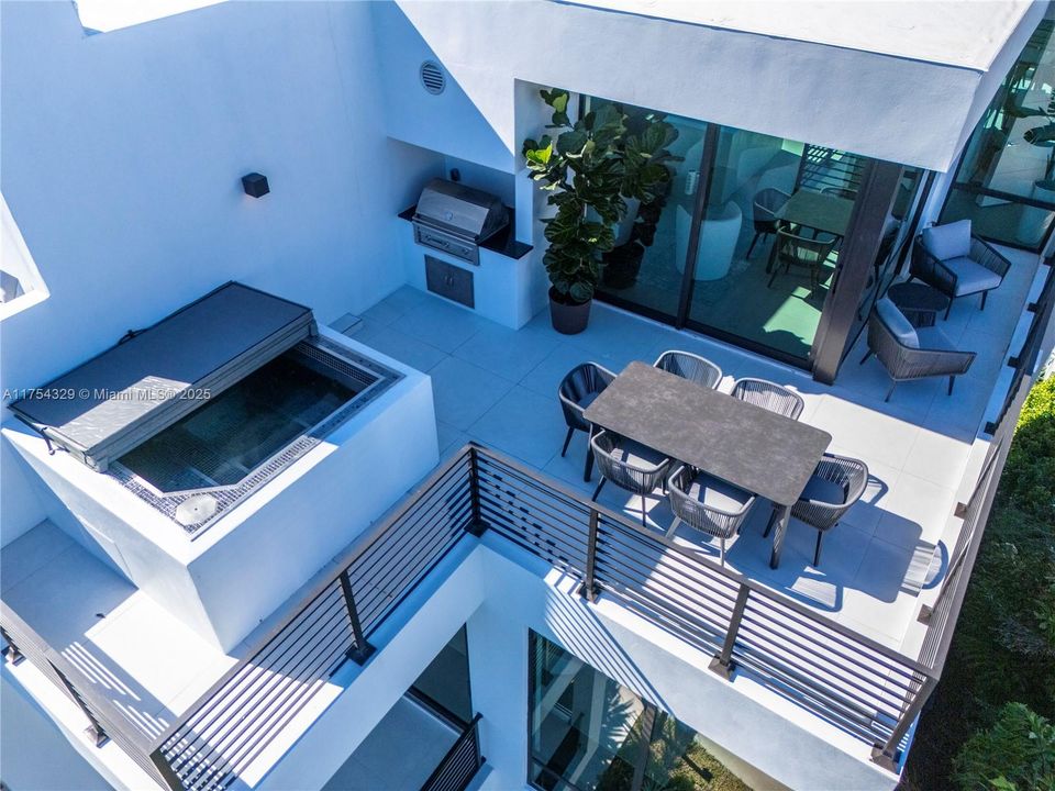 Vendido Recientemente: $3,695,000 (5 camas, 5 baños, 3987 Pies cuadrados)