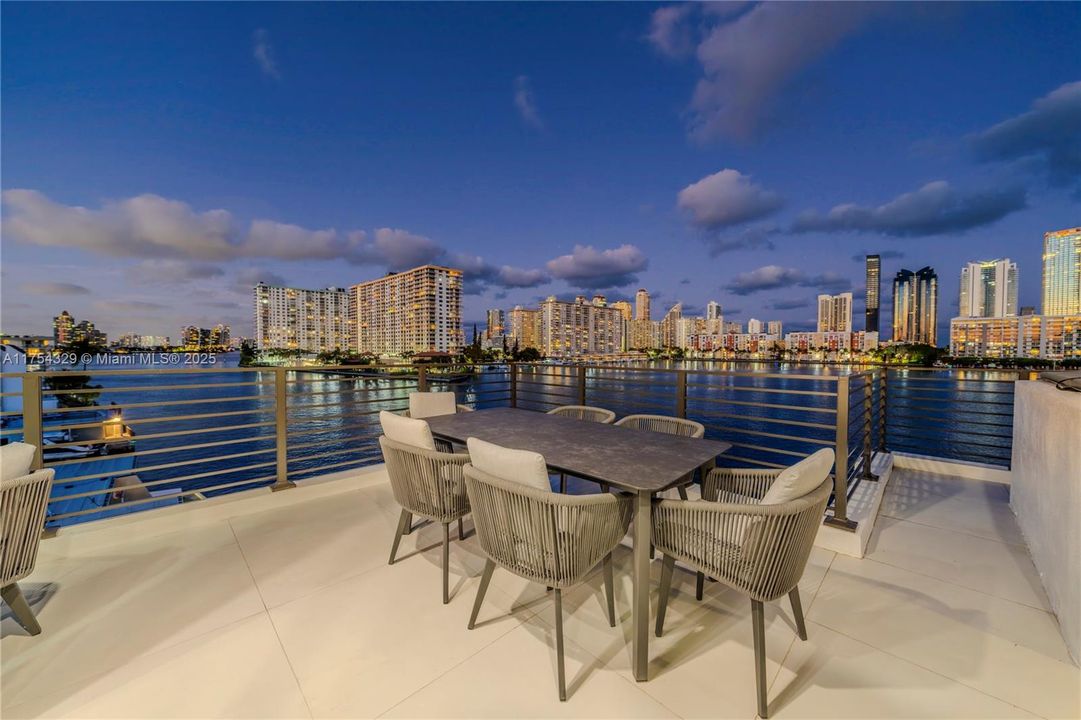 Vendido Recientemente: $3,695,000 (5 camas, 5 baños, 3987 Pies cuadrados)