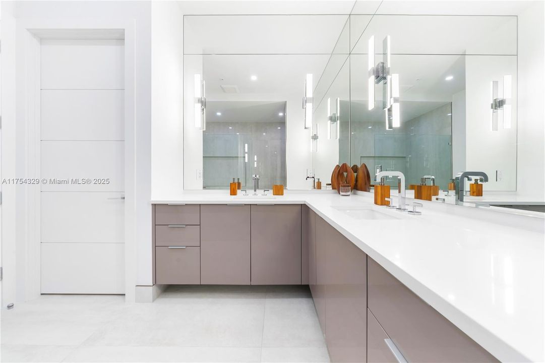 Vendido Recientemente: $3,695,000 (5 camas, 5 baños, 3987 Pies cuadrados)