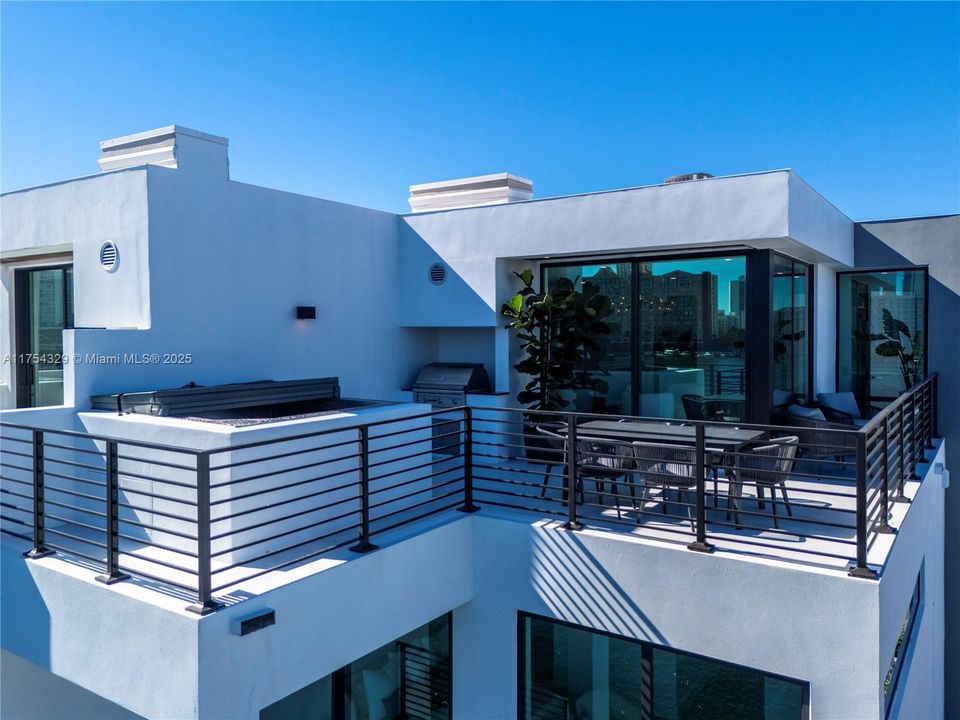 Vendido Recientemente: $3,695,000 (5 camas, 5 baños, 3987 Pies cuadrados)