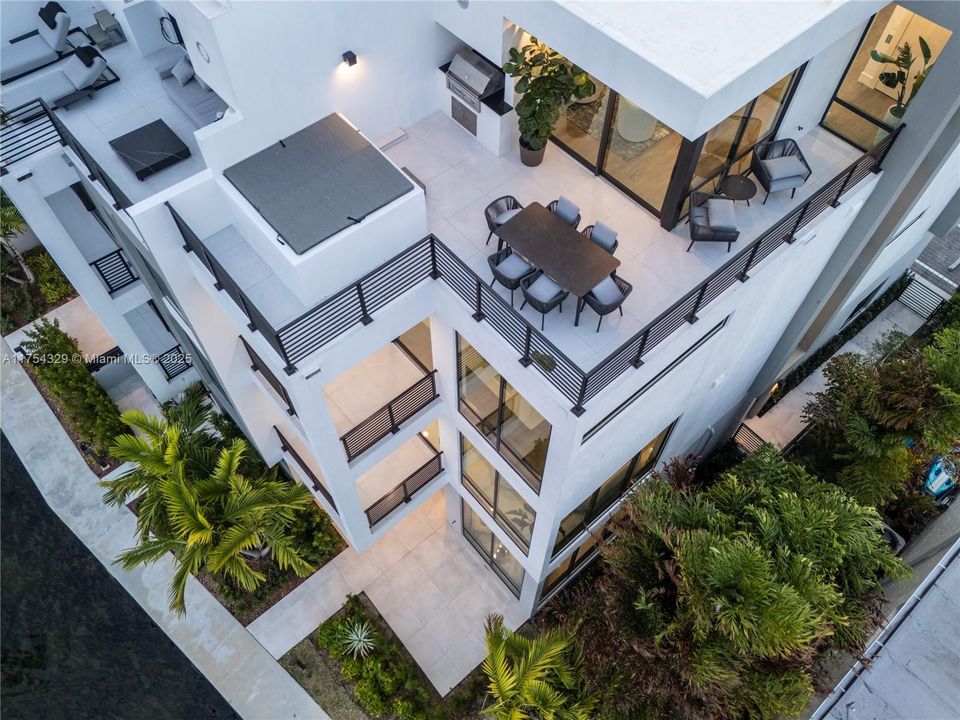 Vendido Recientemente: $3,695,000 (5 camas, 5 baños, 3987 Pies cuadrados)