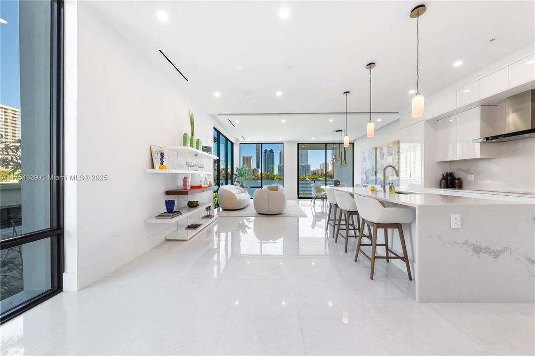 Vendido Recientemente: $3,695,000 (5 camas, 5 baños, 3987 Pies cuadrados)