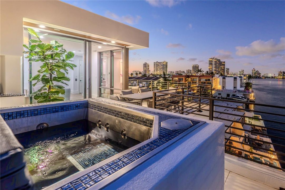 Vendido Recientemente: $3,695,000 (5 camas, 5 baños, 3987 Pies cuadrados)