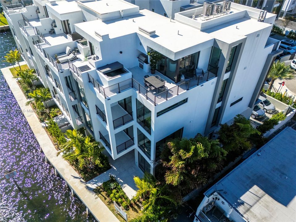 Vendido Recientemente: $3,695,000 (5 camas, 5 baños, 3987 Pies cuadrados)