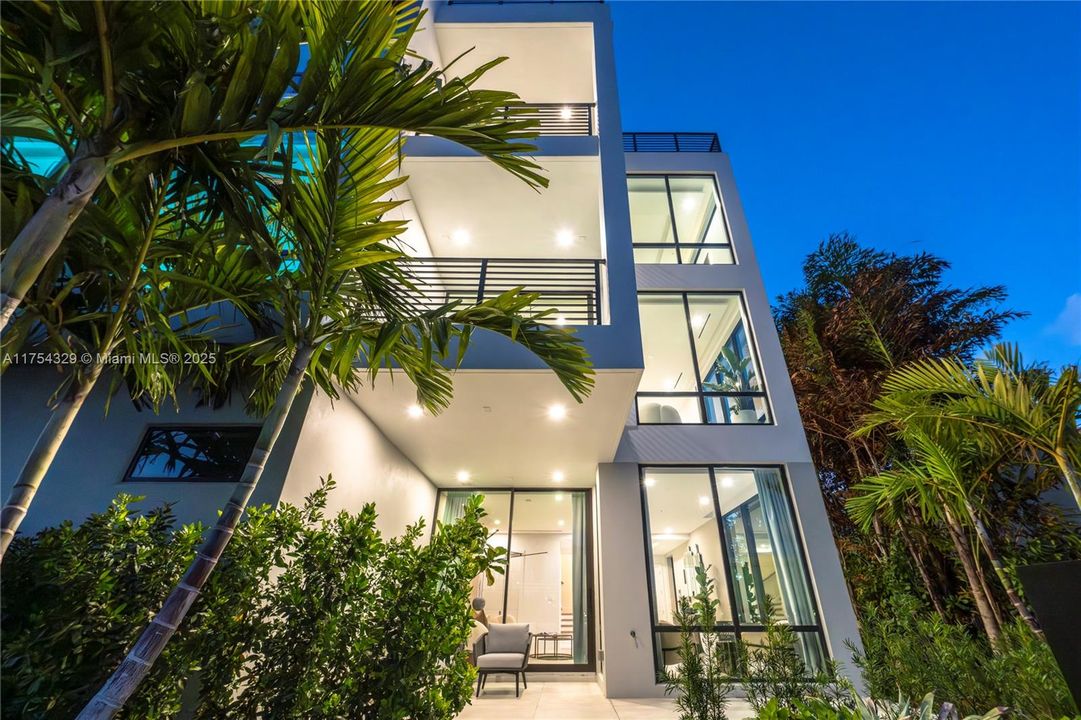 Vendido Recientemente: $3,695,000 (5 camas, 5 baños, 3987 Pies cuadrados)