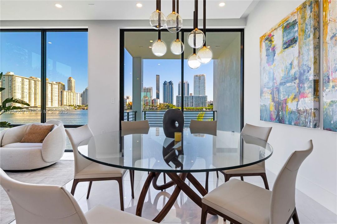 Vendido Recientemente: $3,695,000 (5 camas, 5 baños, 3987 Pies cuadrados)