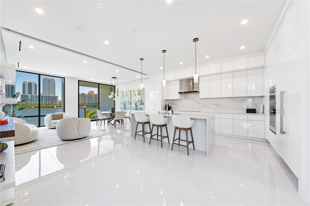 Vendido Recientemente: $3,695,000 (5 camas, 5 baños, 3987 Pies cuadrados)