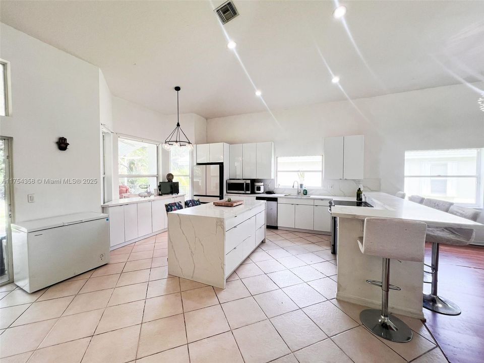 For Sale: $710,000 (5 beds, 3 baths, 2608 Square Feet)