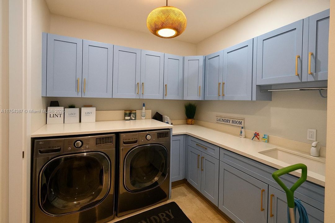 Vendido Recientemente: $4,900,000 (6 camas, 5 baños, 6578 Pies cuadrados)