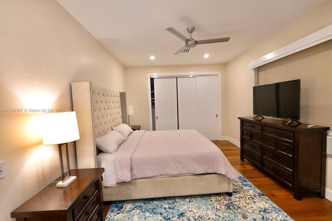 Vendido Recientemente: $4,900,000 (6 camas, 5 baños, 6578 Pies cuadrados)