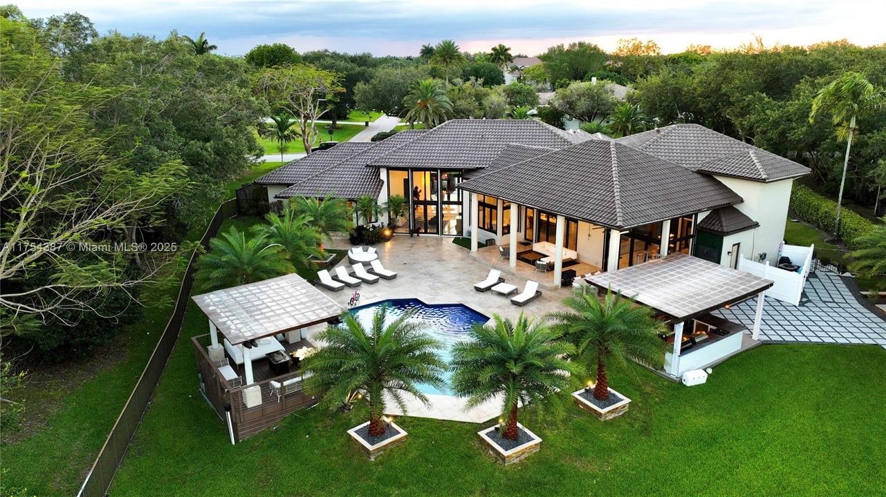 Vendido Recientemente: $4,900,000 (6 camas, 5 baños, 6578 Pies cuadrados)