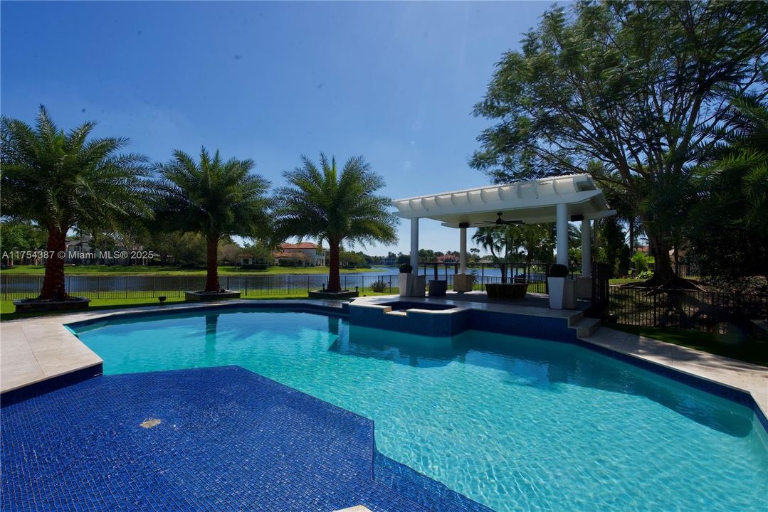 Vendido Recientemente: $4,900,000 (6 camas, 5 baños, 6578 Pies cuadrados)