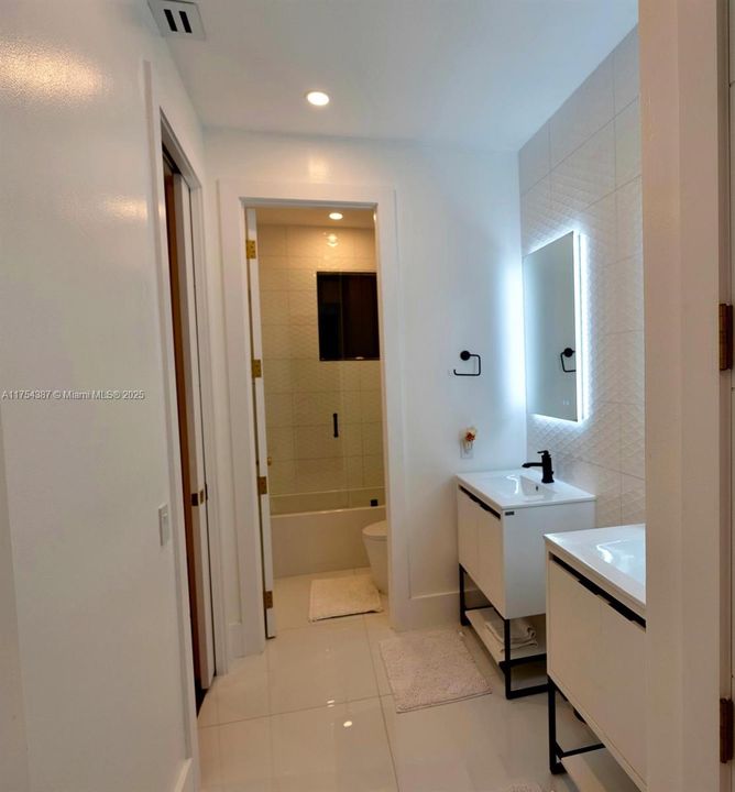 Vendido Recientemente: $4,900,000 (6 camas, 5 baños, 6578 Pies cuadrados)