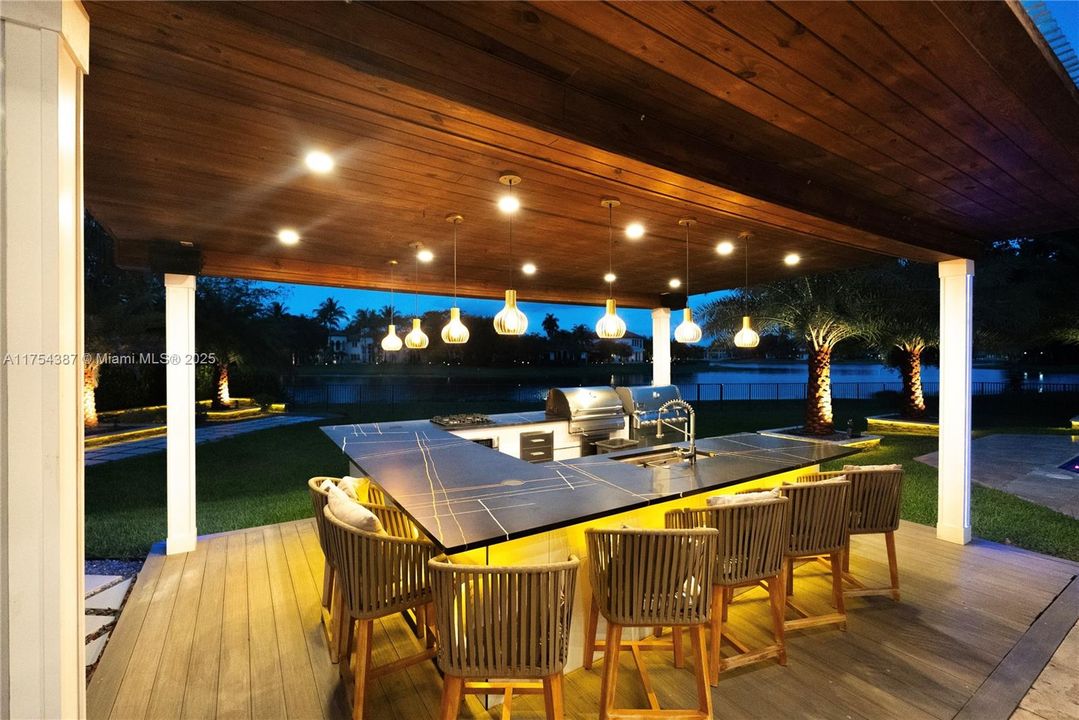 Vendido Recientemente: $4,900,000 (6 camas, 5 baños, 6578 Pies cuadrados)