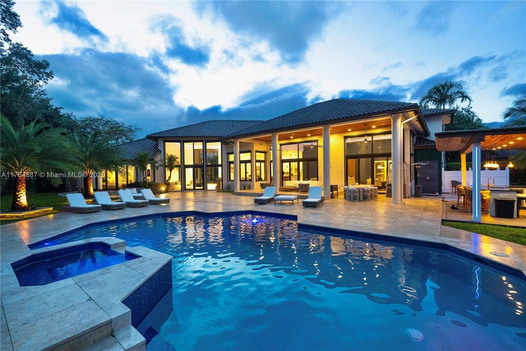 Vendido Recientemente: $4,900,000 (6 camas, 5 baños, 6578 Pies cuadrados)