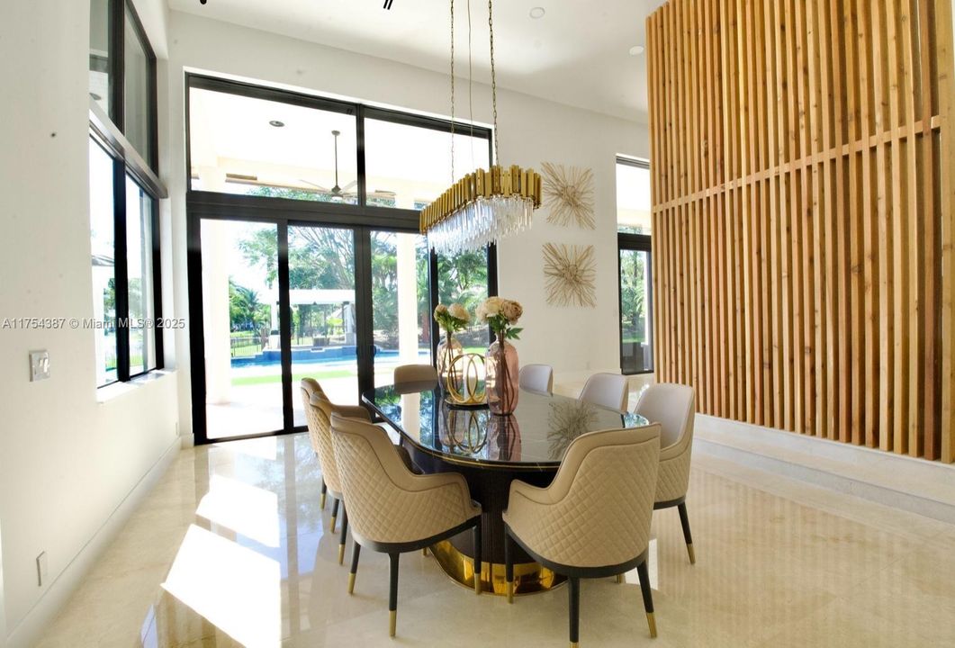 Vendido Recientemente: $4,900,000 (6 camas, 5 baños, 6578 Pies cuadrados)