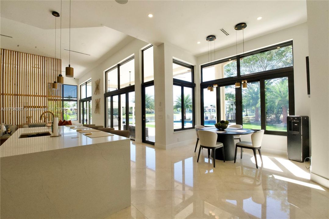 Vendido Recientemente: $4,900,000 (6 camas, 5 baños, 6578 Pies cuadrados)