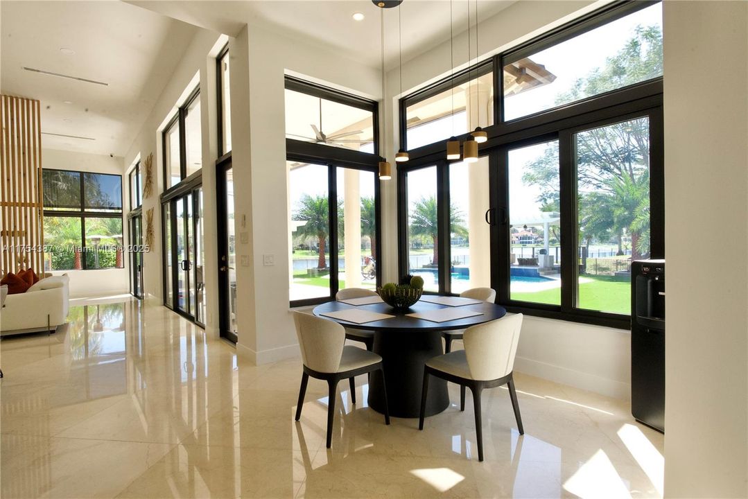 Vendido Recientemente: $4,900,000 (6 camas, 5 baños, 6578 Pies cuadrados)