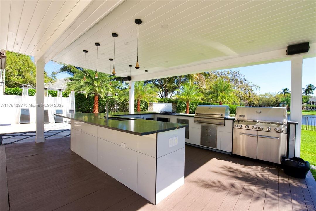 Vendido Recientemente: $4,900,000 (6 camas, 5 baños, 6578 Pies cuadrados)