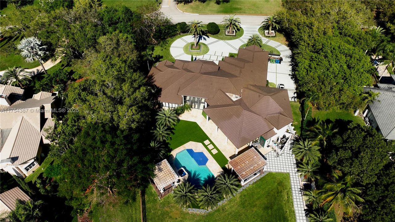 Vendido Recientemente: $4,900,000 (6 camas, 5 baños, 6578 Pies cuadrados)