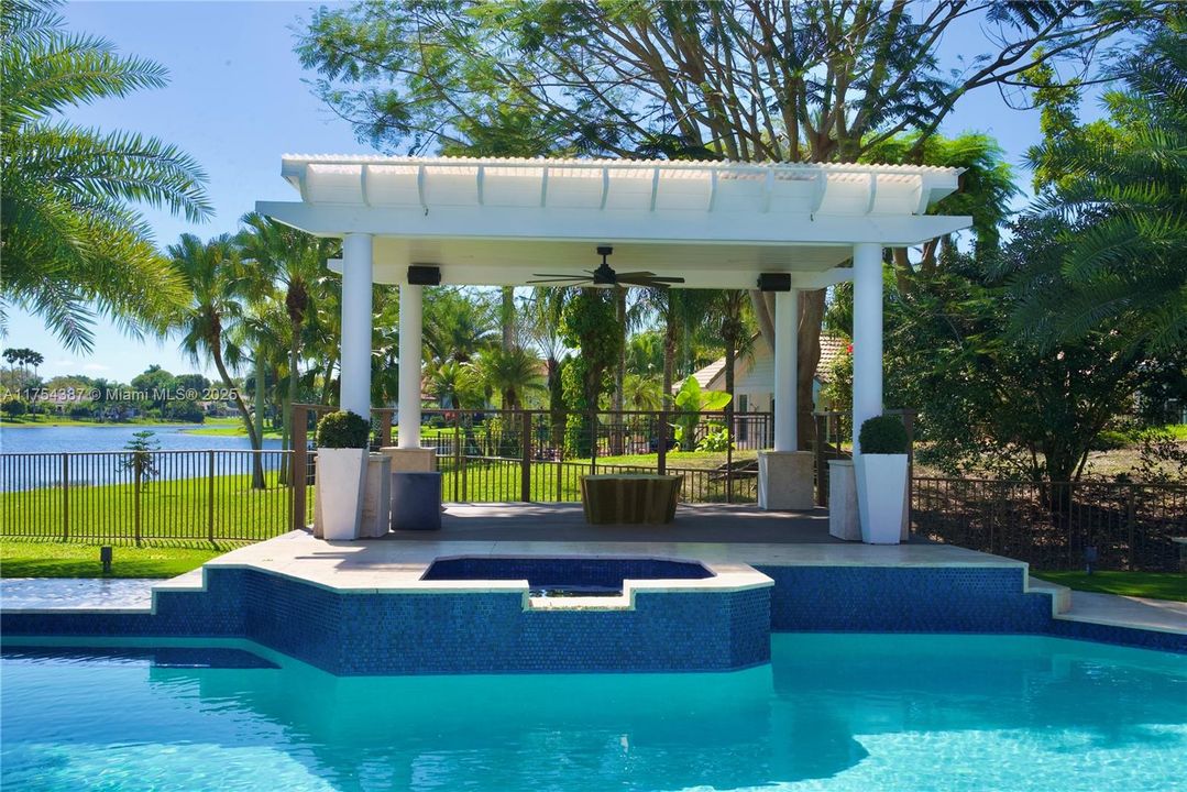 Vendido Recientemente: $4,900,000 (6 camas, 5 baños, 6578 Pies cuadrados)