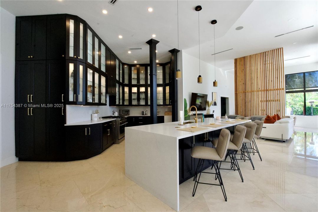 Vendido Recientemente: $4,900,000 (6 camas, 5 baños, 6578 Pies cuadrados)