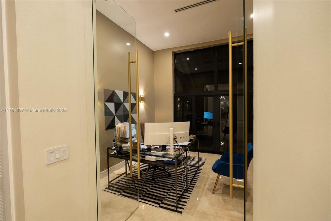 Vendido Recientemente: $4,900,000 (6 camas, 5 baños, 6578 Pies cuadrados)