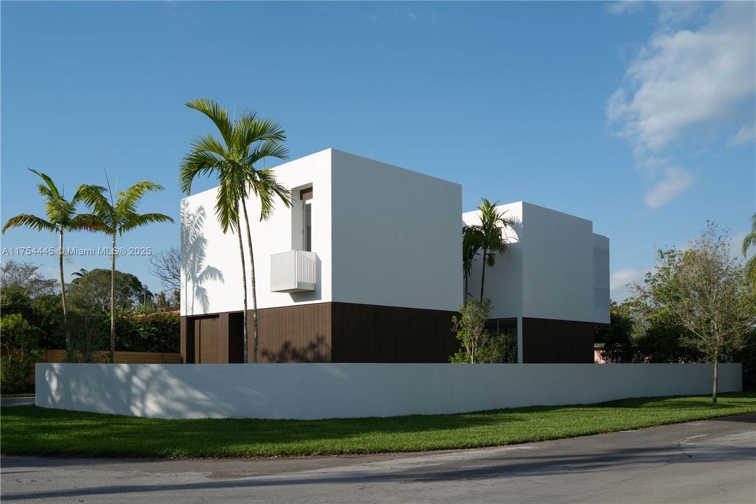 Active With Contract: $2,150,000 (4 beds, 4 baths, 2860 Square Feet)