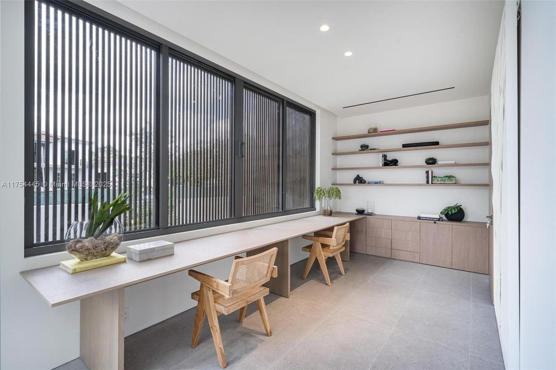 Active With Contract: $2,150,000 (4 beds, 4 baths, 2860 Square Feet)