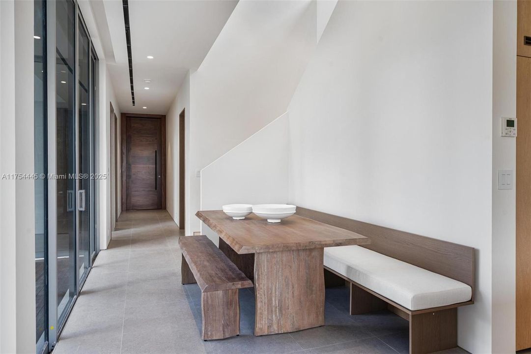 Active With Contract: $2,150,000 (4 beds, 4 baths, 2860 Square Feet)